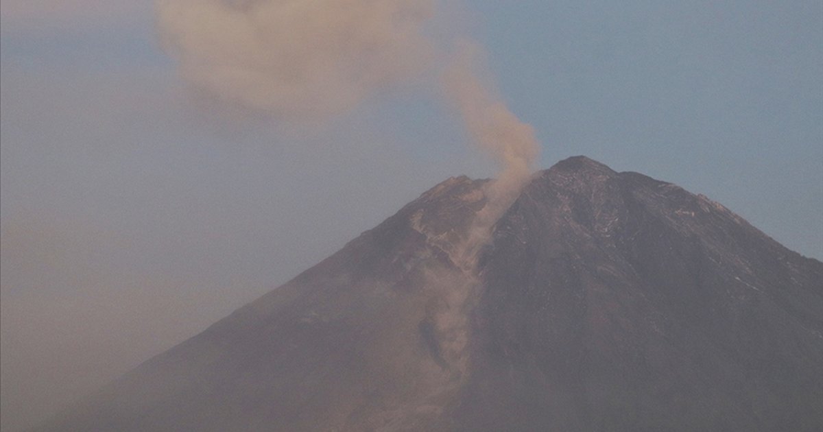 Endonezya'da Semeru Yanardağı 4 kez patladı