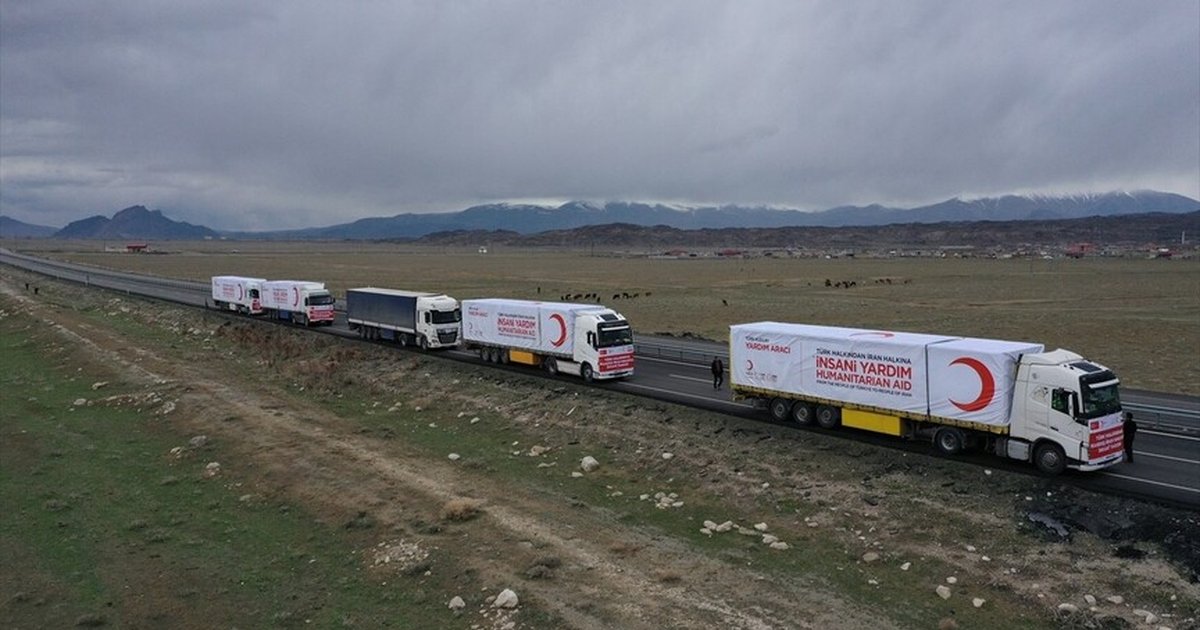 Türk Kızılay'ın yardım tırları İran'a geçti