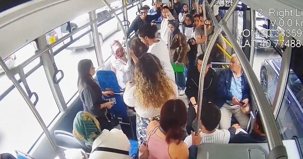 Sakarya'da otobüs şoförü hastalanan yolcuyu hastaneye yetirdi