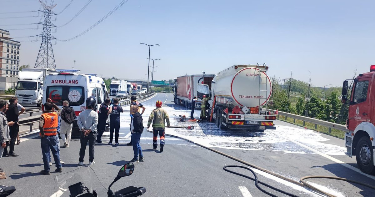 TEM Otoyolu'nda akaryakıt tankeri ile TIR çarpıştı