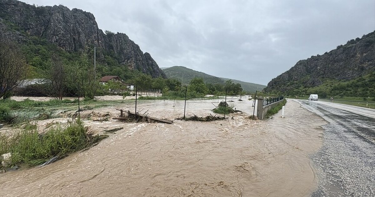 Tokat'ta dere taşması sonucu evler ve araziler su altında kaldı