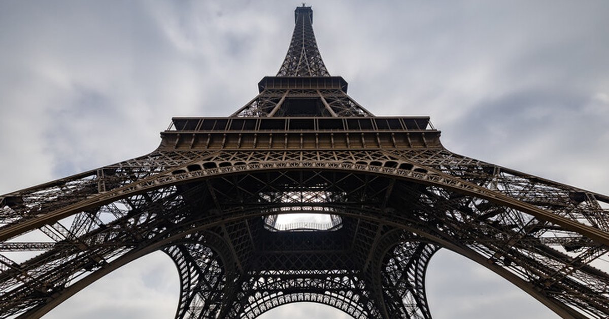 Paris'te Eyfel Kulesi'nde Filistin bayrağı açanlar gözaltına alındı