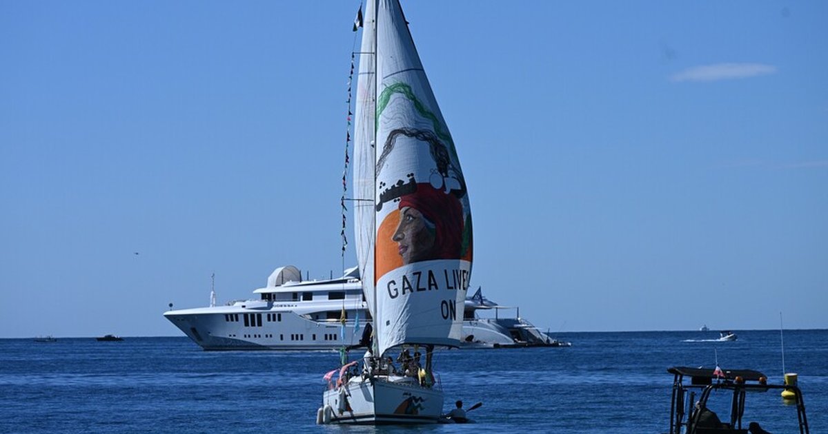 Cannes'da 'Gazze Yaşıyor' yazılı tekneyle eylem