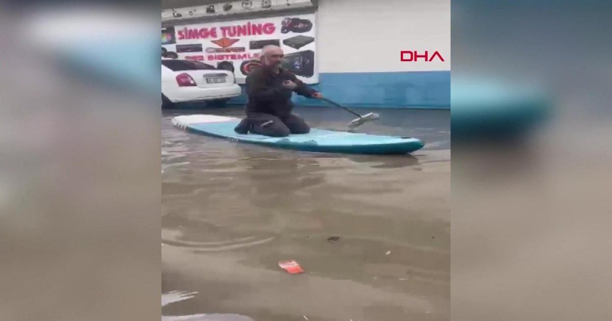 Adana Ceyhan'da sel sularında sörf keyfi