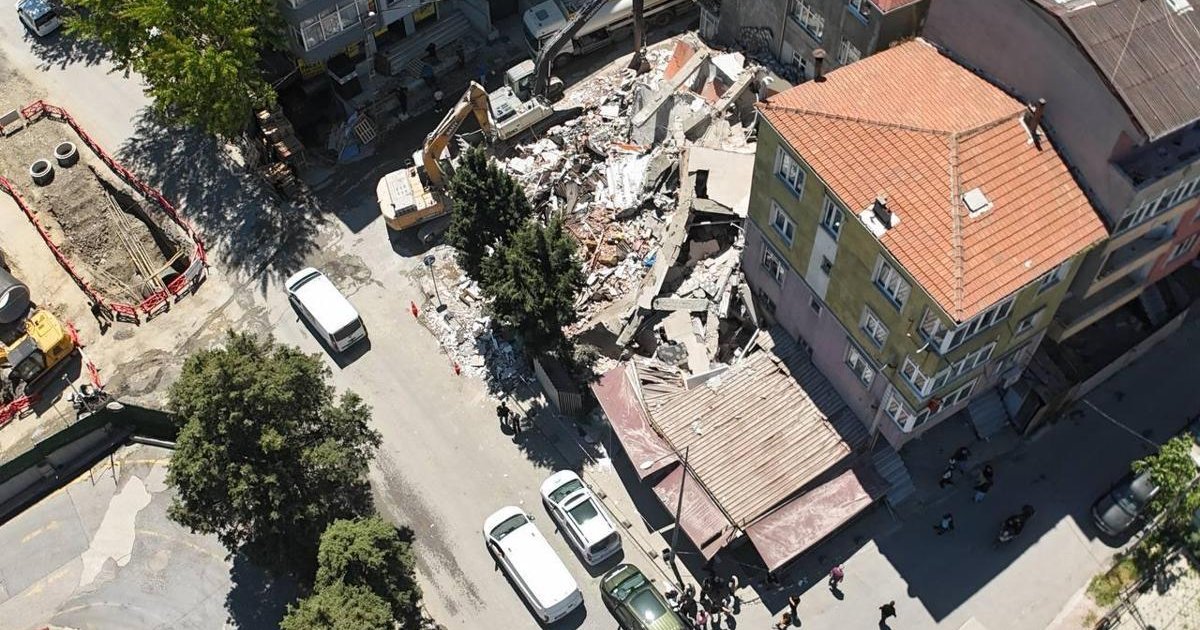 Halkalı'da kentsel dönüşüm binası çöktü