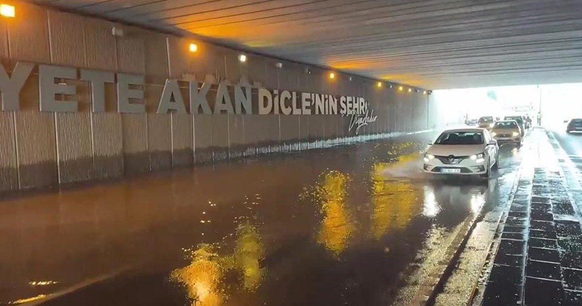 Diyarbakır'da sağanak trafiği felç etti