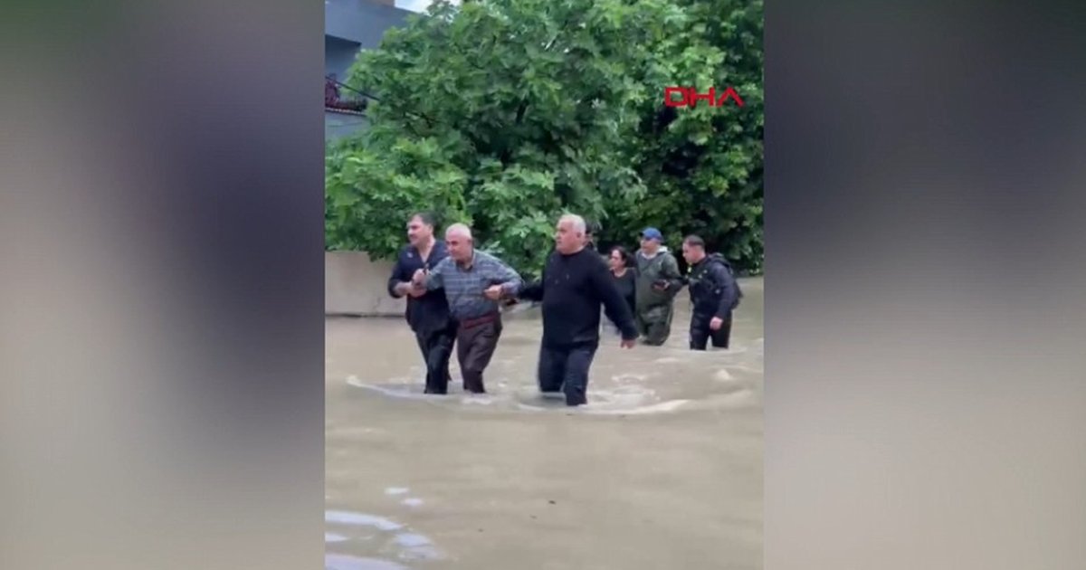 Hatay'da sağanak: Asi Nehri taştı, yollar ve evler çöktü