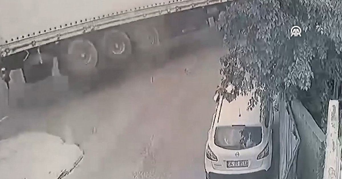 Başakşehir'de tır devrildi, 2 araca çarptı: 1 yaralı