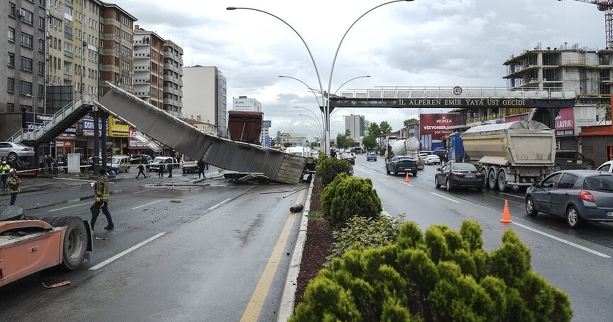 Ankara'da tır üst geçidi yıkdı