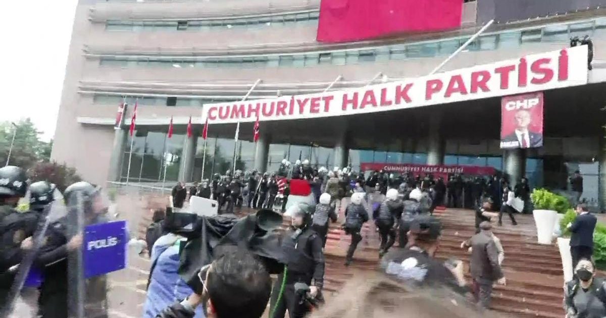 Polis CHP Genel Merkezi'ne girdi