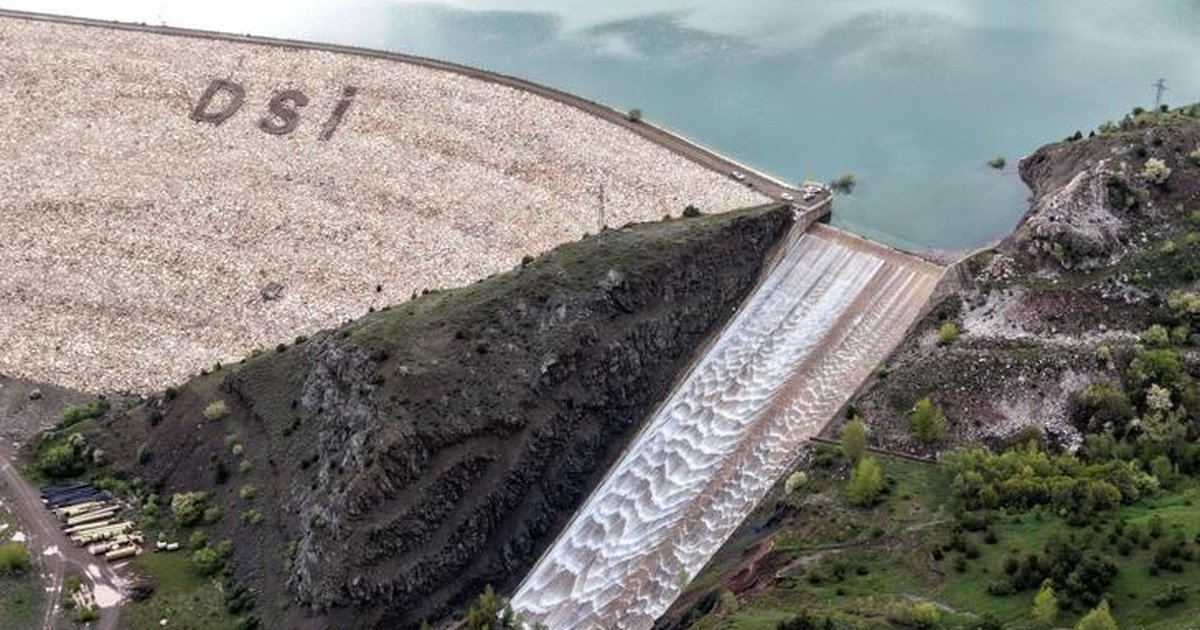 Pusat-Özen Barajı'nda 18 yıl sonra dolusavaktan su aktı