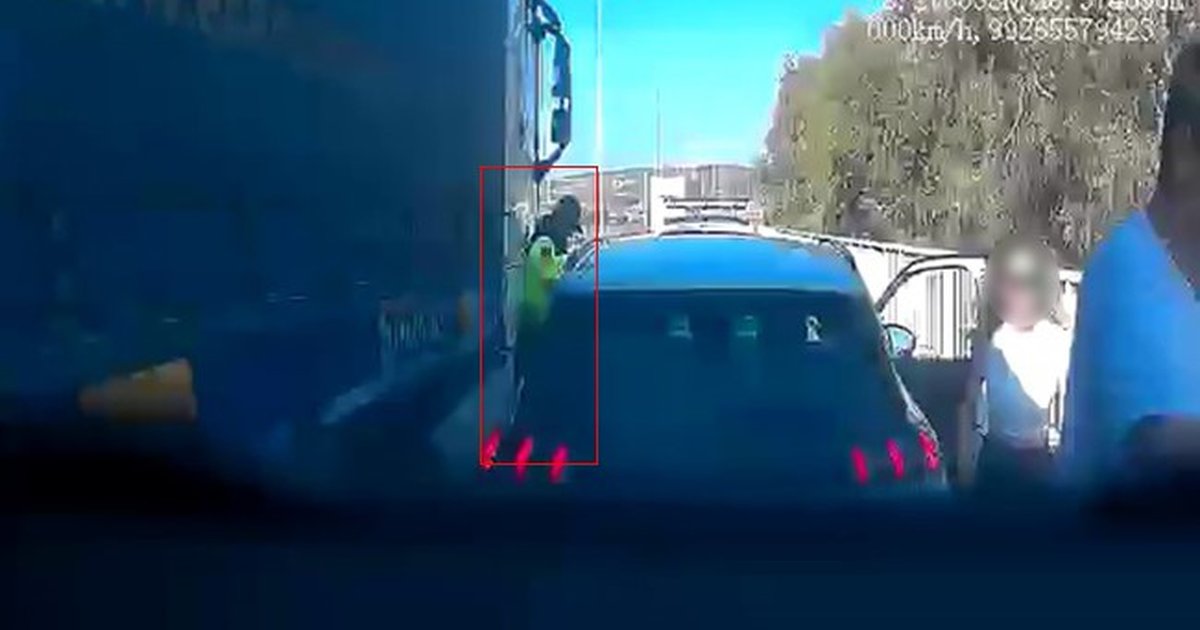 İzmir'de korkunç kaza: Jandarma personeli tır ile otomobil arasında kaldı