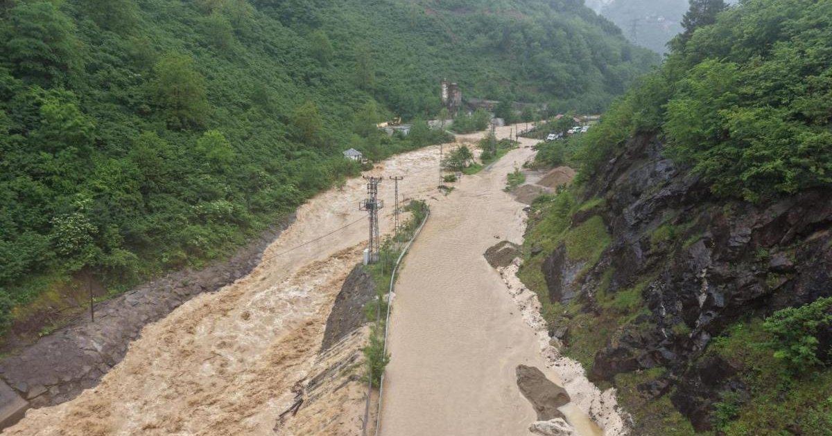 Giresun'da dere taştı, yol ulaşıma kapatıldı
