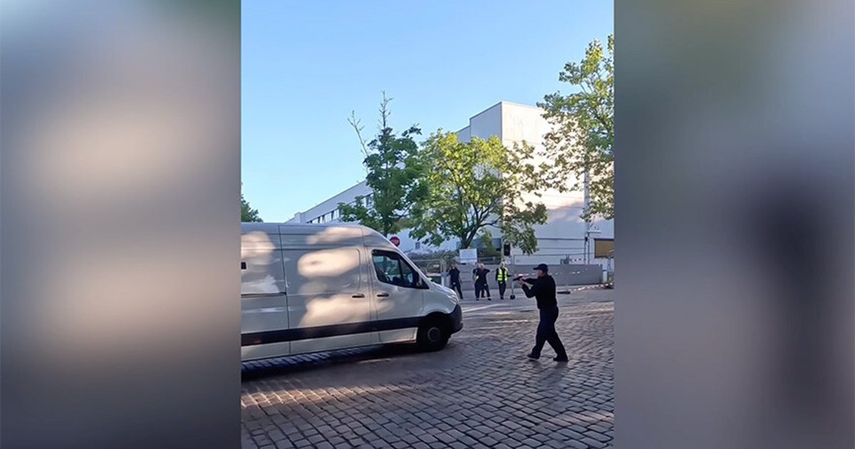 Berlin'de polis aktivistlere silah çekti