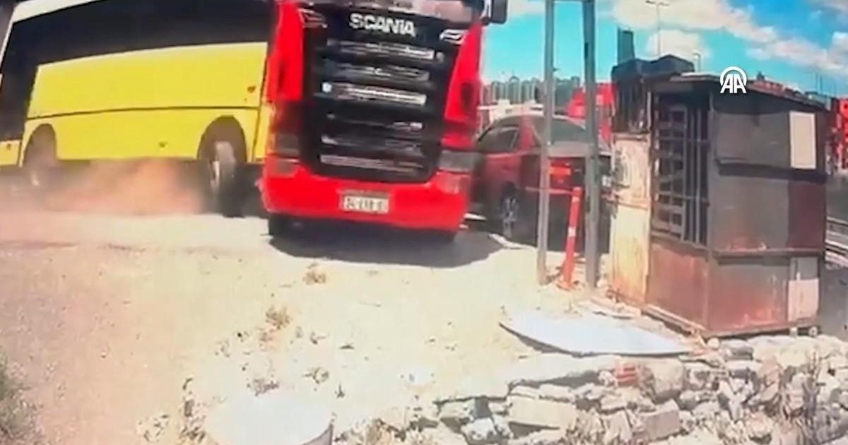 Freni arızalanan halk otobüsü tıra çarptı