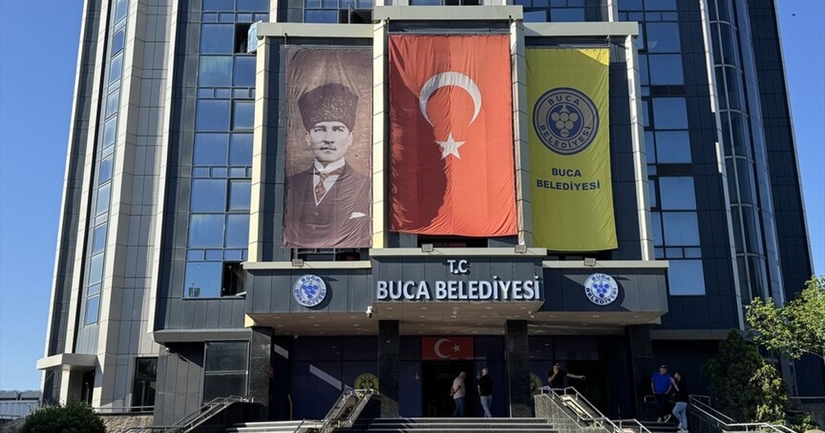 İzmir'de Buca Belediyesine yönelik operasyonda 53 zanlı yakalandı
