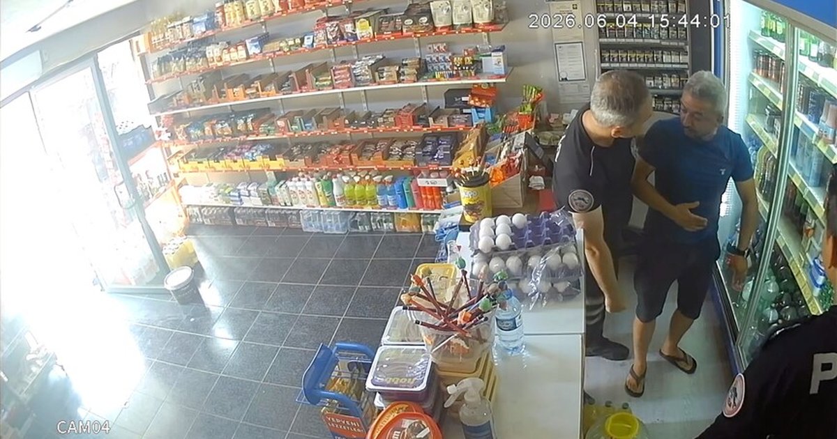 Osmaniye'de bakkalı polis memuru müşterisi kurtardı