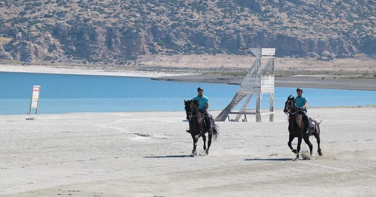 Salda Gölü'nde atlı jandarma ekibi göreve başladı