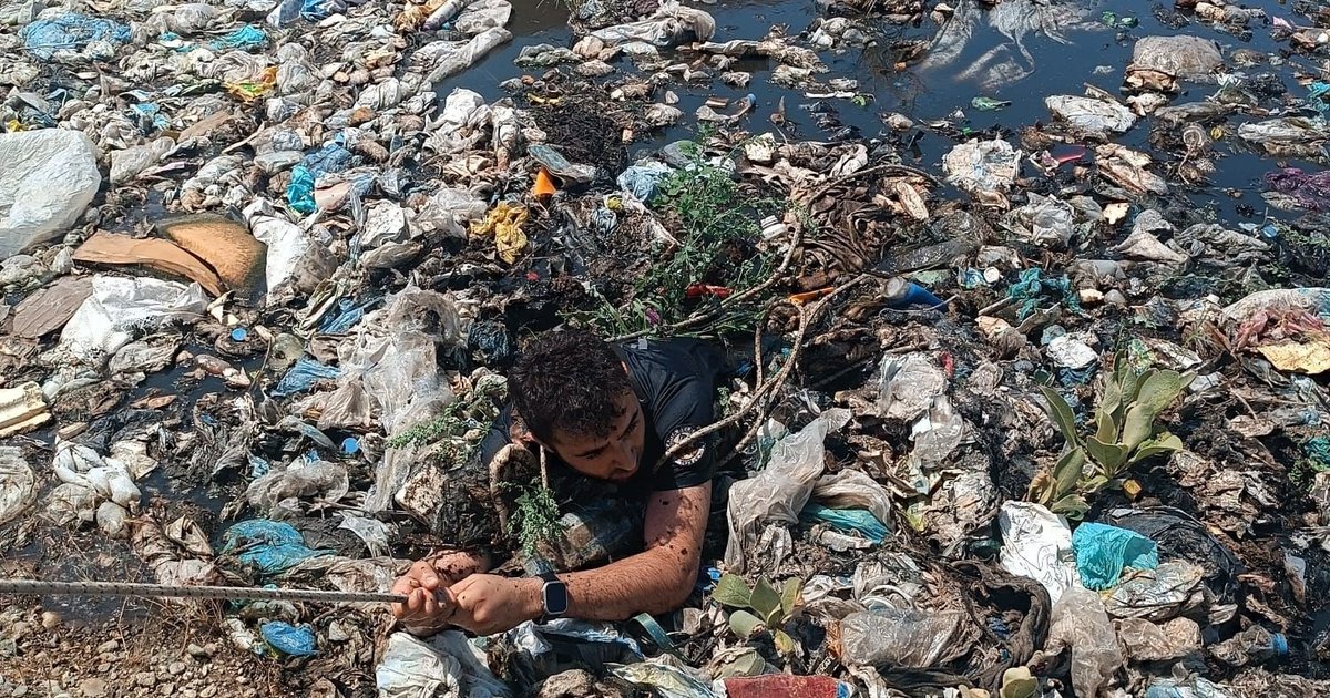 Itfaiye eri bataklığa düşerek ölümden döndü