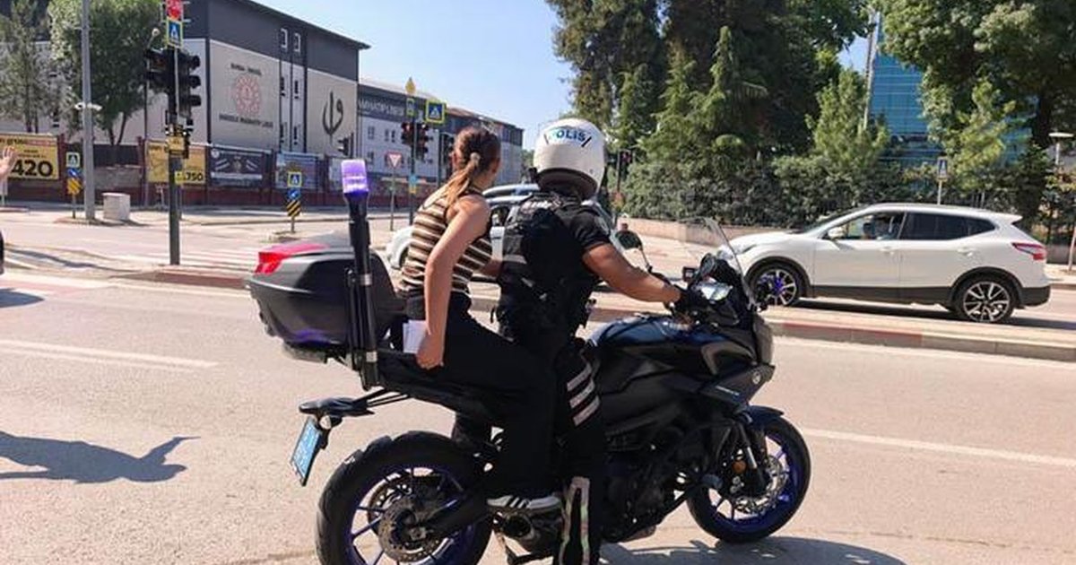 Motosikletli polis sınav adayını yetiştirdi