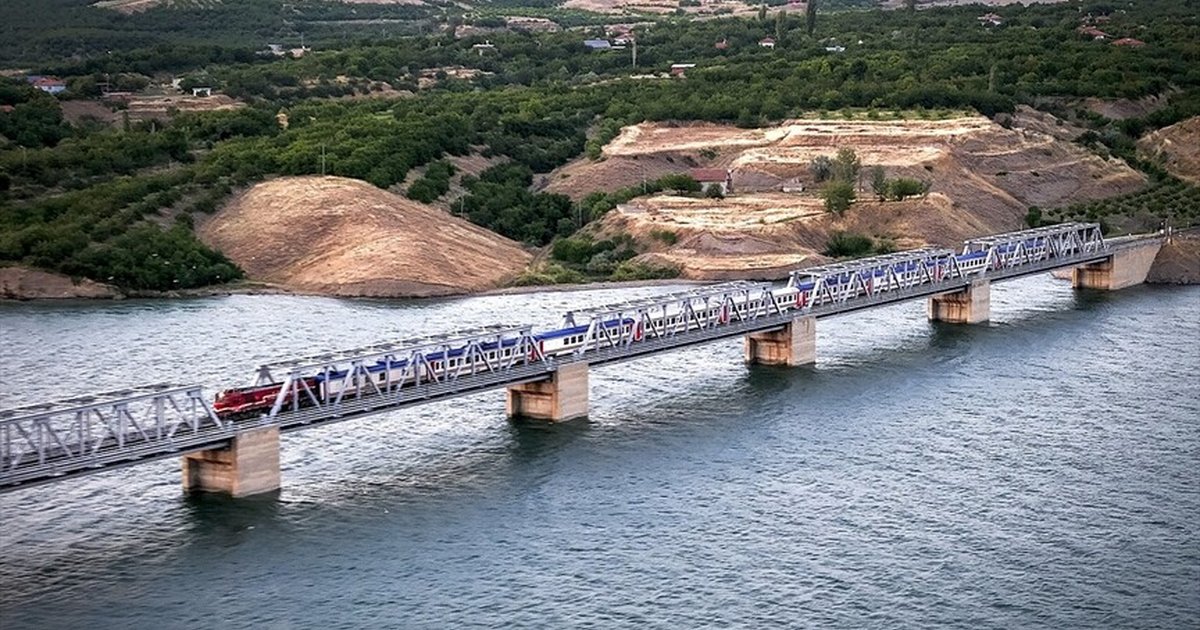 Türkiye'nin en uzun demir yolu köprüsü 40 yıldır hizmette