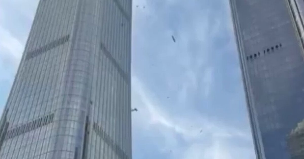 Pekin'de gökdelene çarpan uçak kazası