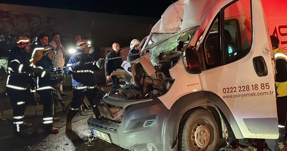 Eskişehir'de TIR'a Çarpan Minibüste 2 Ağır Yaralı