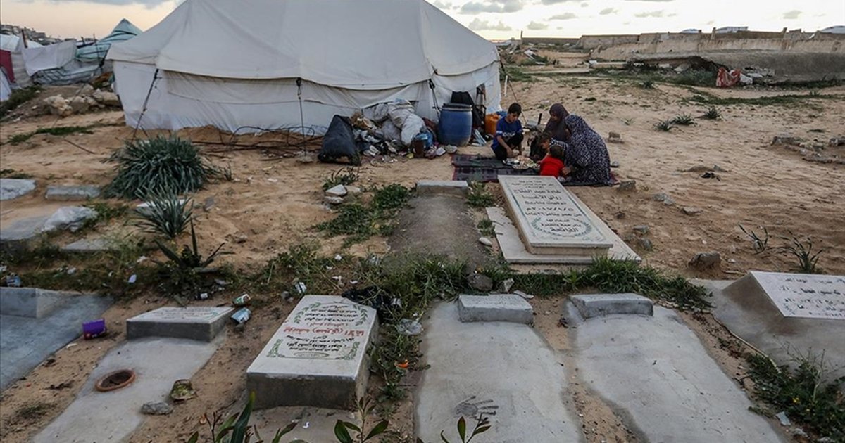 Gazze'de yerinden edilenler ramazanda mezarlıklarda yaşıyor