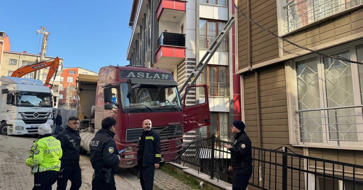 Kağıthane'de kamyon kazası: Sürücü yaşamını yitirdi