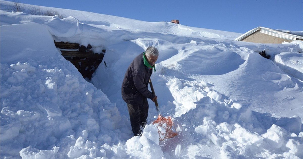 Muş'ta karla kaplı köylerde yaşam zorlaşıyor