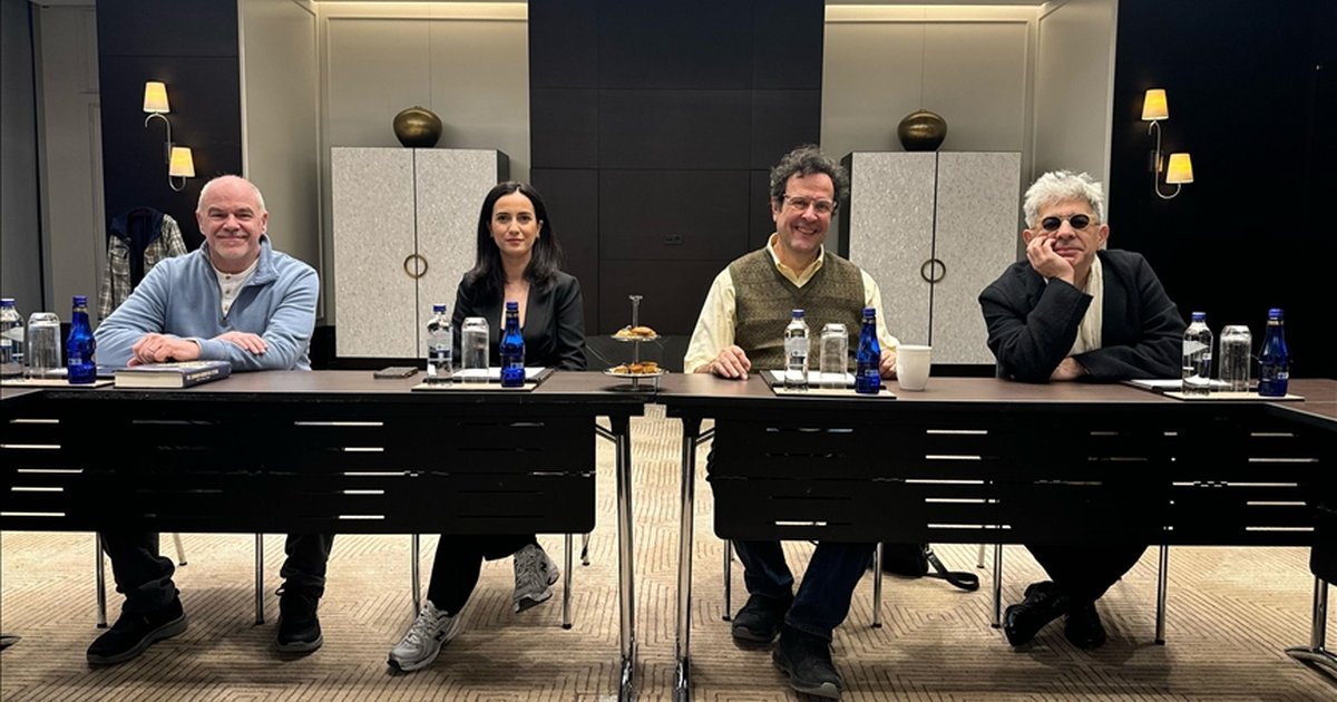 Devlerin Savaşı tiyatro sahnesinde