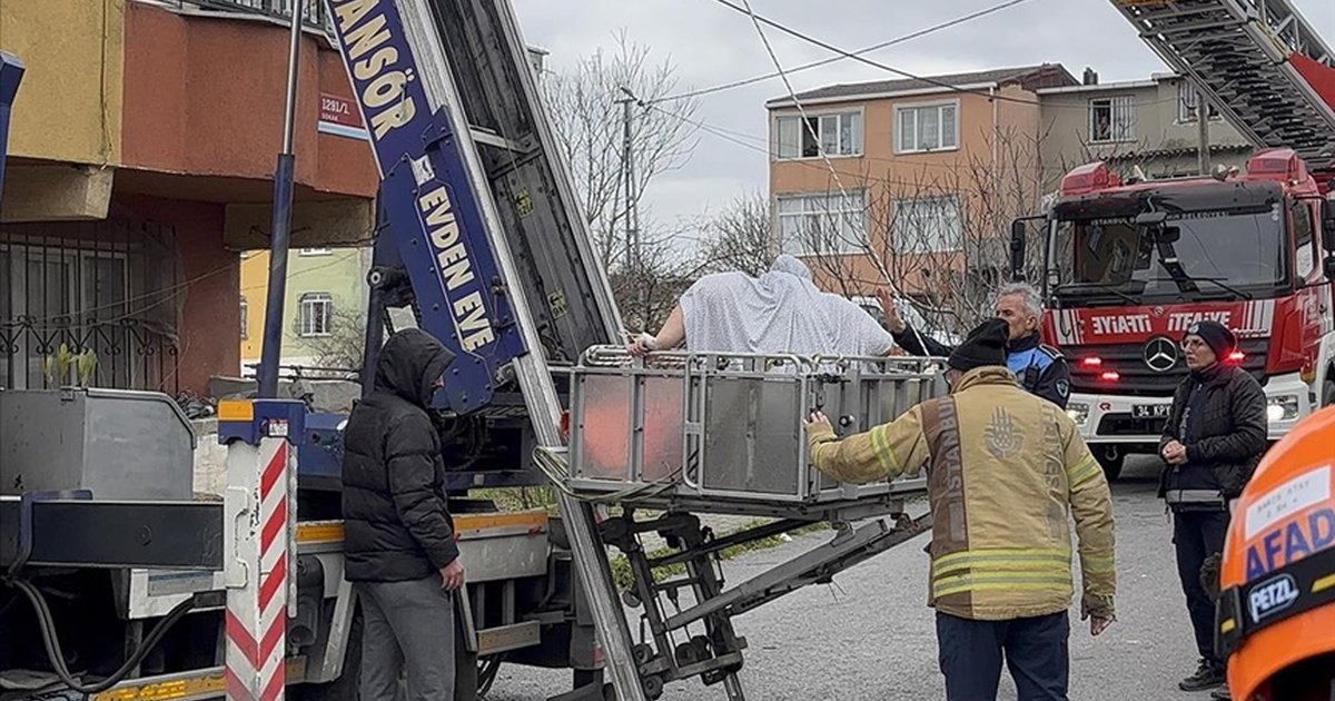 İstanbul'da 240 kiloluk hasta vinçle indirildi