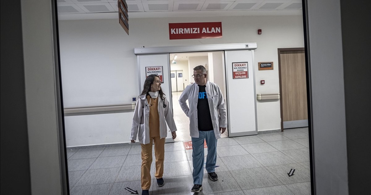 Doktor çift acilde hayat kurtarıyor