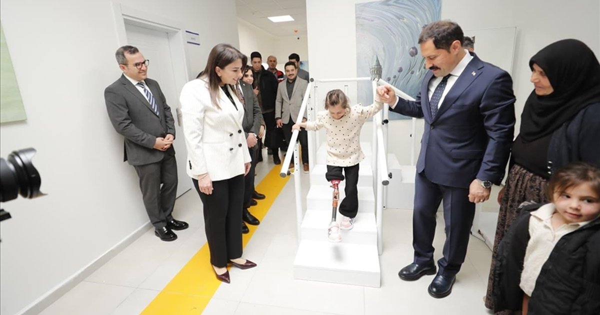 Hatay'da depremde bacağını kaybeden 7 yaşındaki Zeynep proteziyle yürüdü