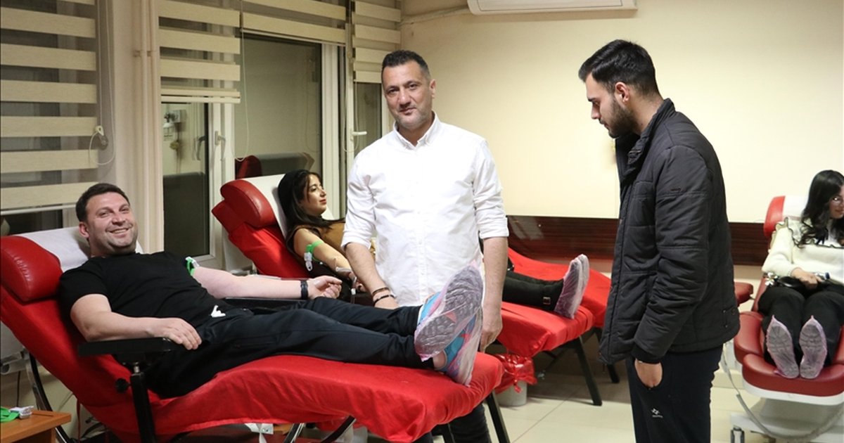 Yasin Öğretmen Kanserli Çocuklar İçin Kan Bağışında Bulunuyor