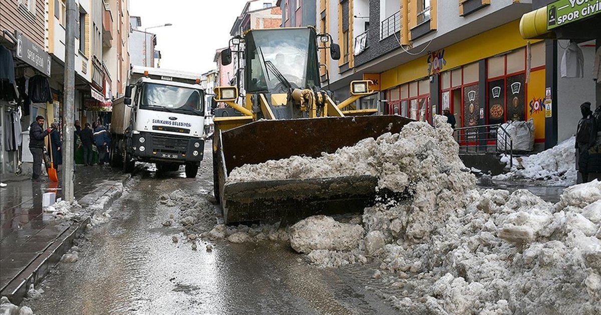 Kars'ta kar ve buz kütleleri taşınıyor