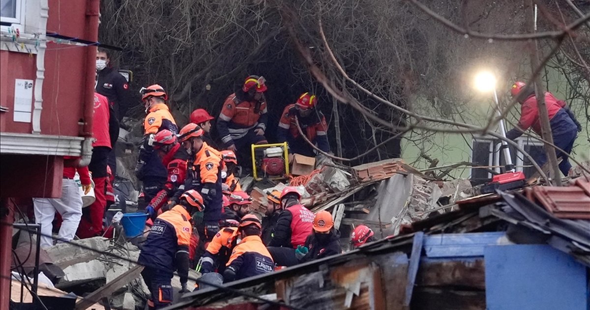 Fatih'te bina çökmesi: 2 kişi taburcu edildi