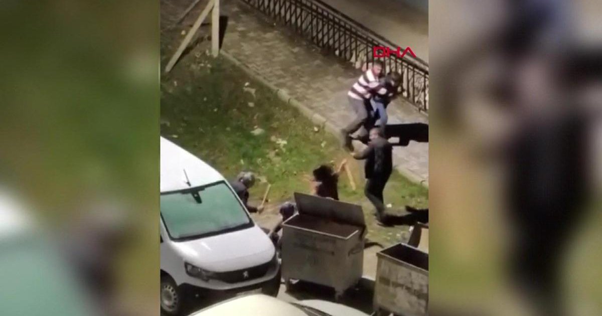 Eski eşinin evine gitti, komşular sopalarla saldırdı