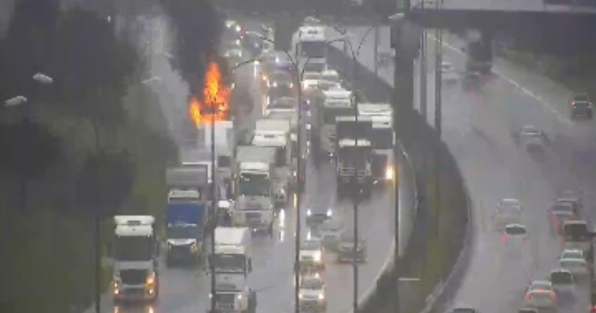 TIR seyir halindeyken alev alev yandı