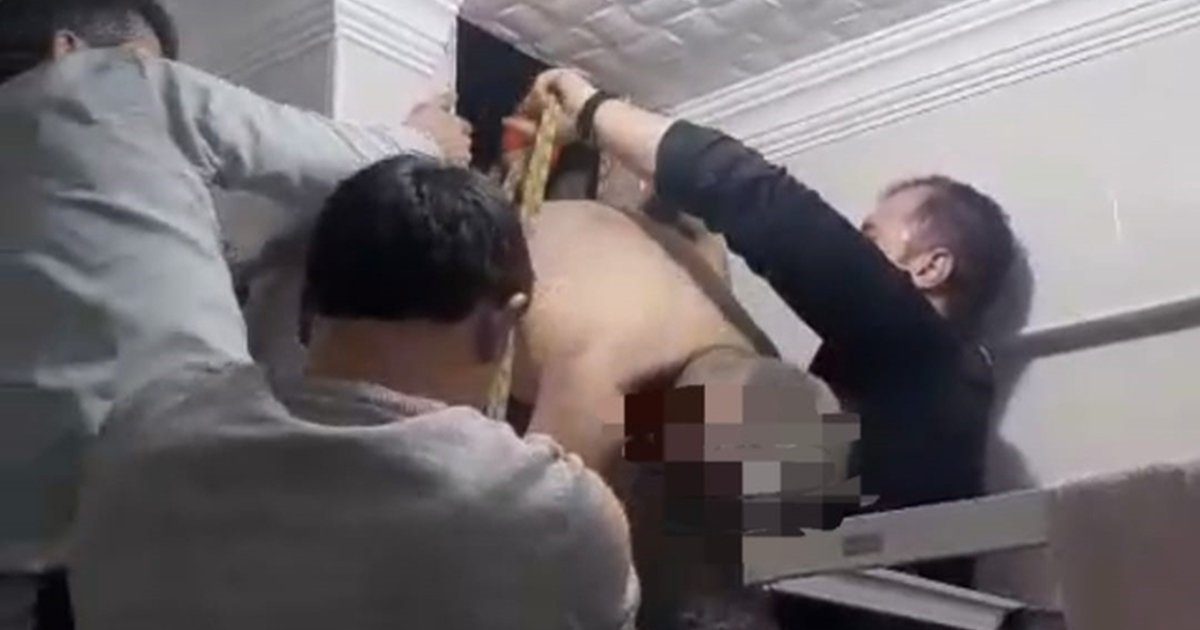 Eşini görmek için havalandırma boşluğuna girdi, sıkıştı