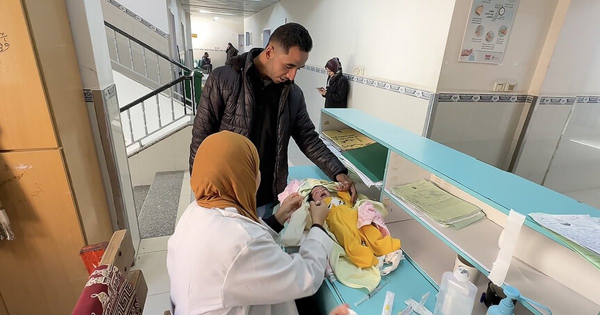 Gazel bebek tedavi için Gazze dışına çıkmayı bekliyor