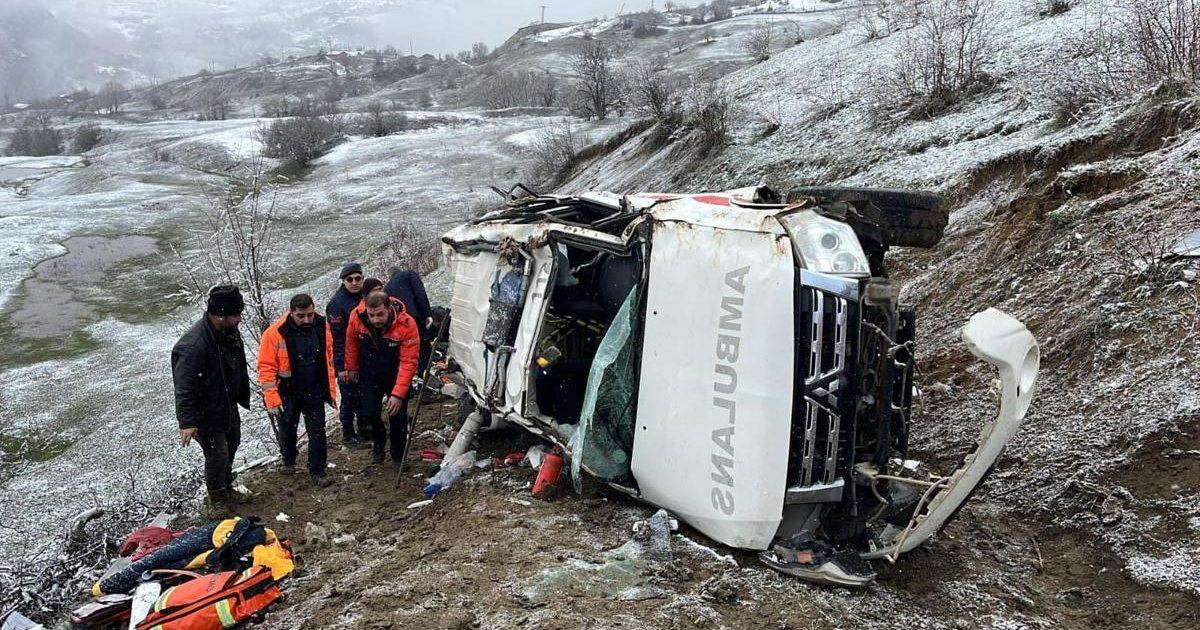 Artvin'de ambulans uçuruma yuvarlandı: 1 ölü, 4 yaralı