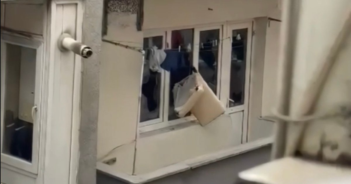 Kağıthane'de sinir krizi: Evin camlarını kırıp eşyaları sokağa attı