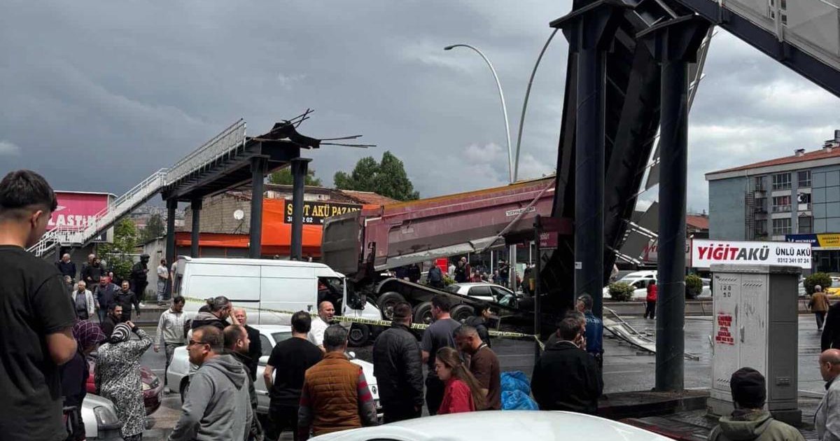 Ankara'da Kamyonun Çarpması Sonucu Üst Geçit Yıkıldı
