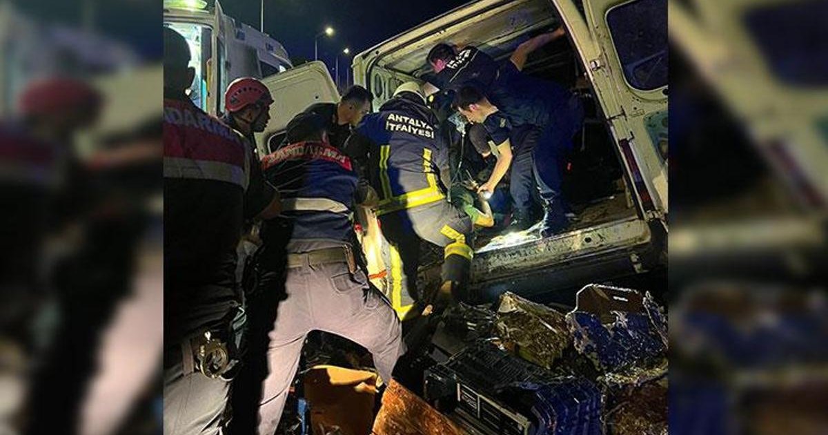 Alanya'da panelvan istinat duvarına çarptı: 1 ölü