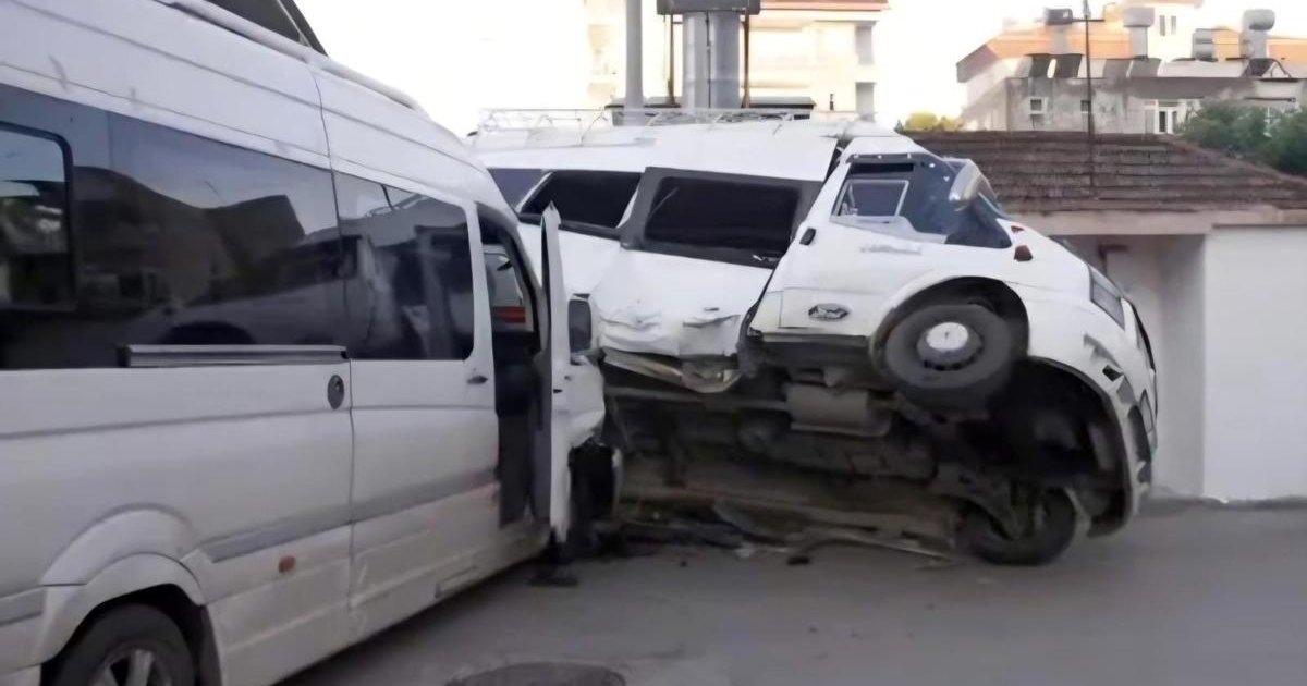 Antalya'da Tarım İşçilerini Taşıyan Minibüse Kaza