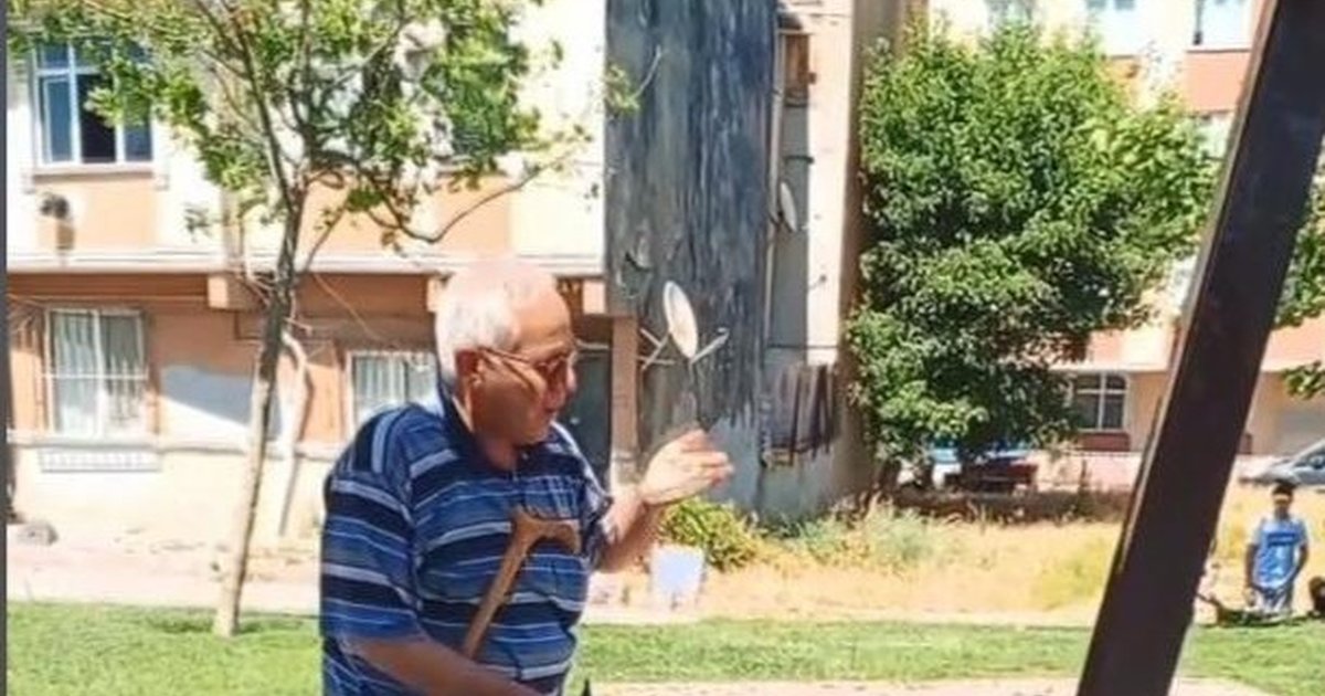 Yavru Kargayı Kurtarmaya Çalışan Adama Anneden Saldırı