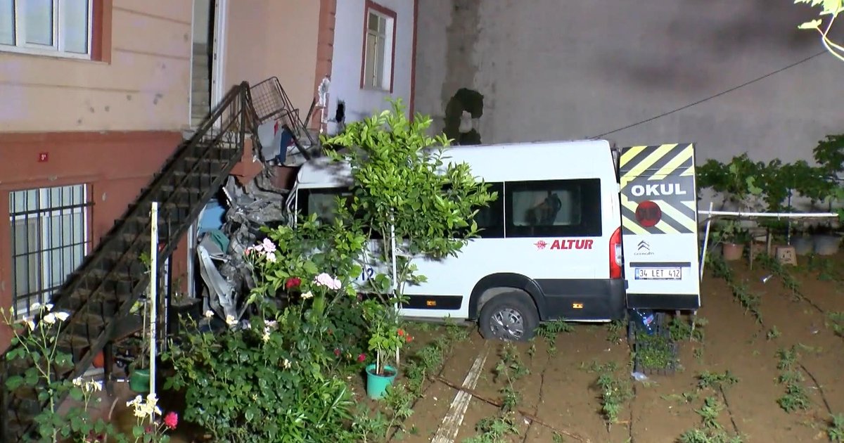 Çekmeköy'de servis minibüsü evin bahçesine uçtu: 1 ölü