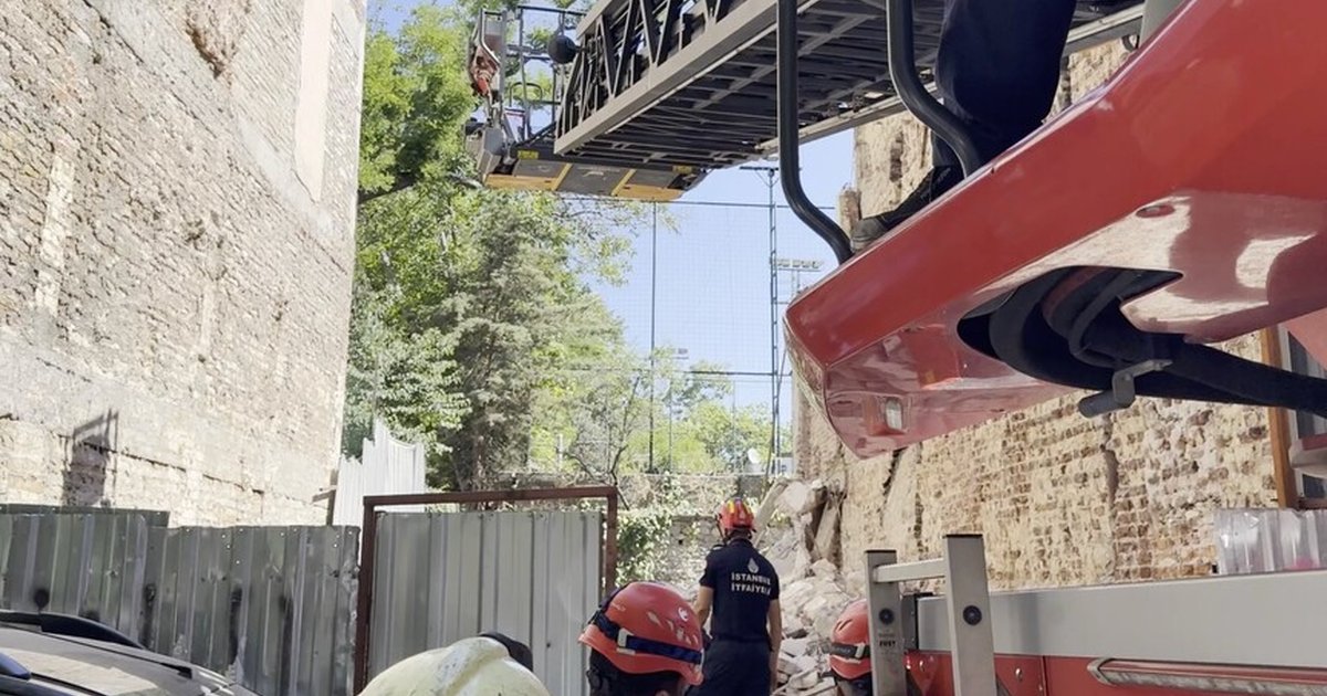 Kadıköy'de bina yıkımı sırasında 2 işçi kurtarıldı