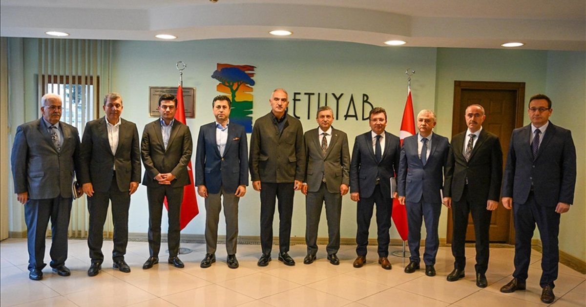 Bakan Ersoy, Belek Turizm Yatırımcıları Birliği toplantısına katıldı